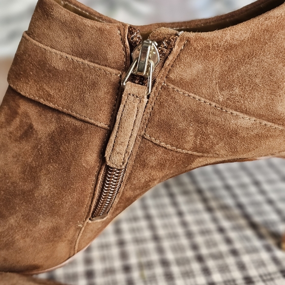 Nine West tan suede heeled ankle booty. Woman's size 7.5. - Picture 5 of 12